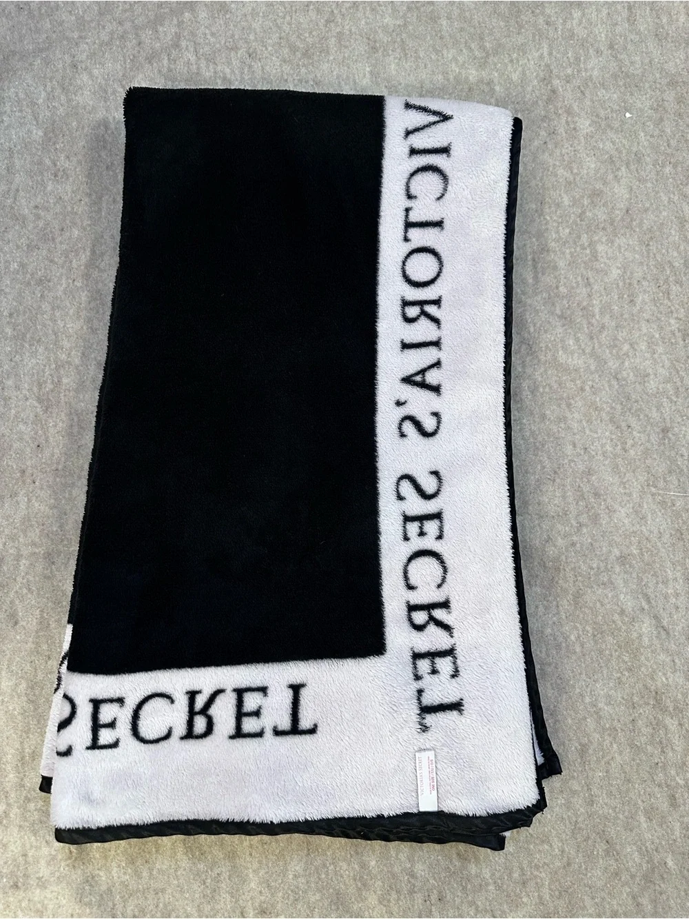Victoria's Secret Limited Edition Black & Pink Logo Plush Throw Blanket - EUC